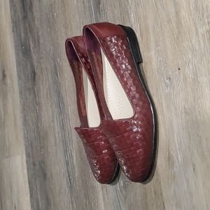 Trotters Liz Loafer in Burgundy size 6.5w